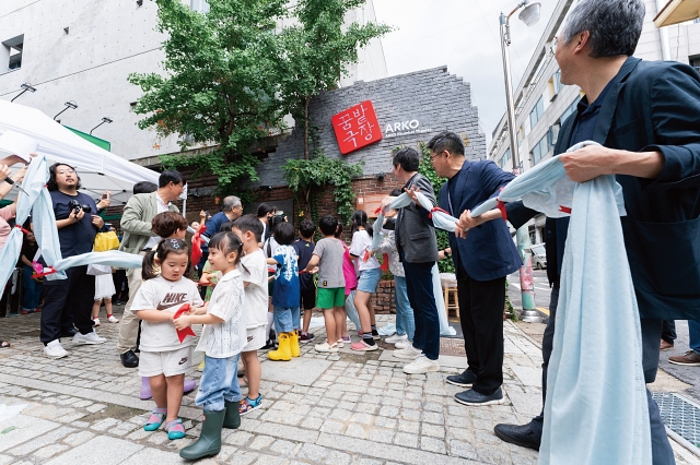 7월 17일 열린 개관식에는 한국문화예술위원회 정병국 위원장을 비롯한 공연단체 관계자 및 어린이 참가자가 참석했다. 사진 한국문화예술위원회